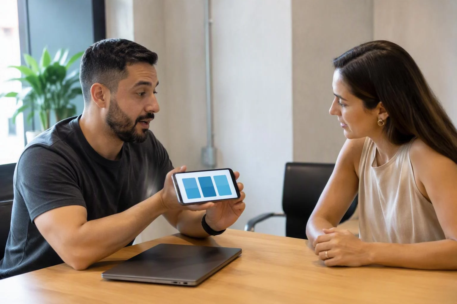 Desenvolvedora e cliente revendo a tela de planos em um celular